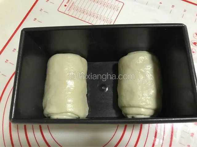 卷起，放入抹过黄油的土司盒。