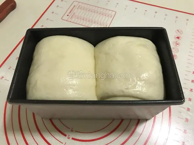 二次发酵到八分满。