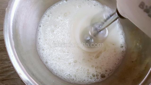打到颜色变白，有均匀细泡就可以倒入三分之一的白糖了！