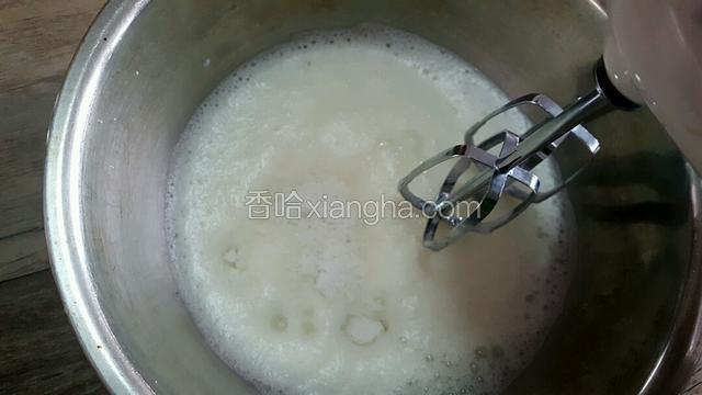 用高速打发蛋清！打发均匀！