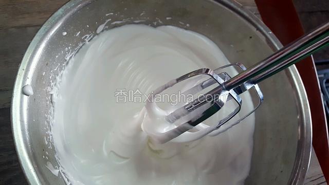 等到提起打蛋器时看到有蛋尖时就可以第二次加入白糖！