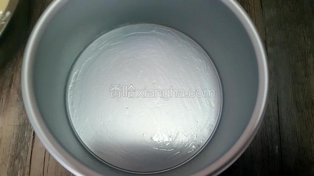 模具里面涂上一层油！
