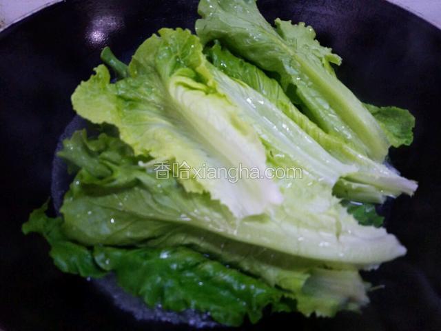 将生菜在开水锅中烫熟。