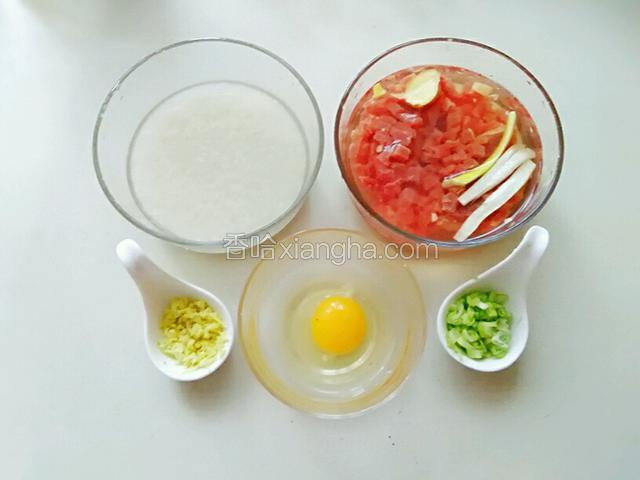 备好所需食材（牛肉切成小丁放入料酒葱姜浸泡一会，大米淘洗干净，小葱切葱花，姜切成姜末，鸡蛋打散备用）