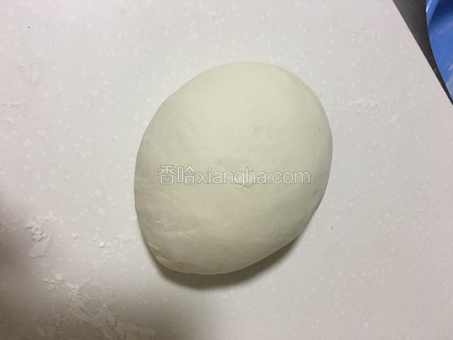 取出面团揉匀排气