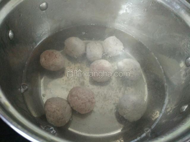 锅中水烧到似开非开时，下入丸子，中火煮开，煮7到8分钟左右，别煮老了