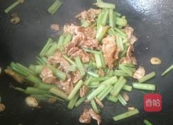 芹菜炒肉的做法图解11