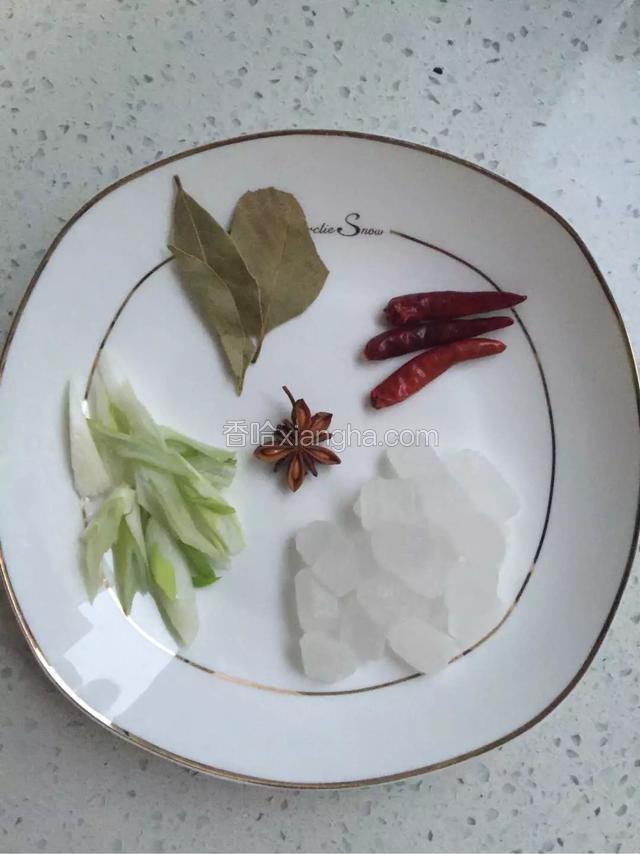 准备调料，葱切滚刀块。