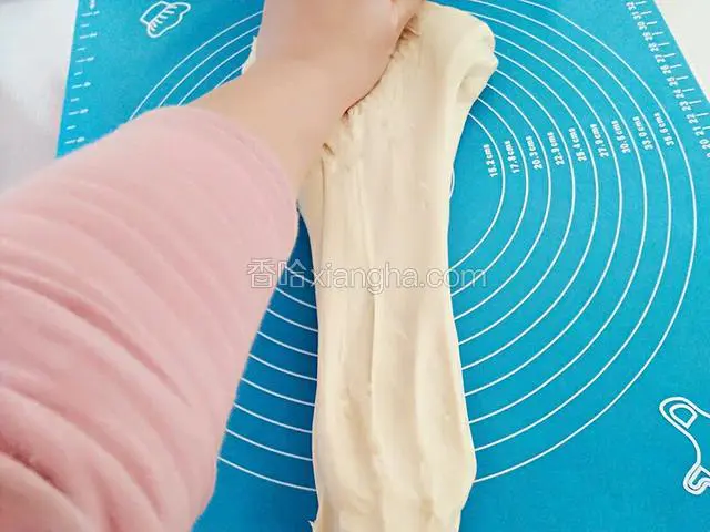 用手来回揉面团。