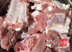 莲藕海带排骨汤的做法图解2