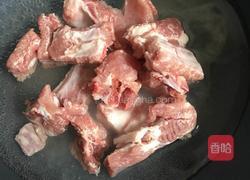 莲藕海带排骨汤的做法图解3