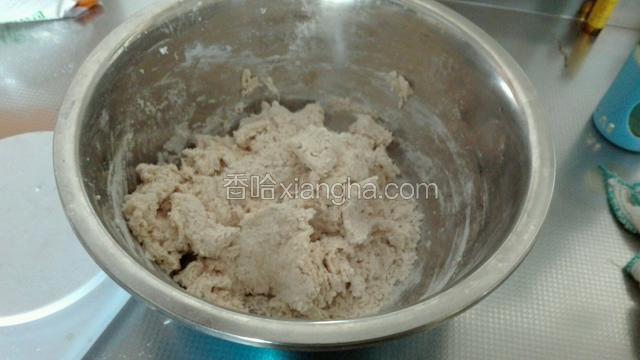 加温水，用筷子和成絮状