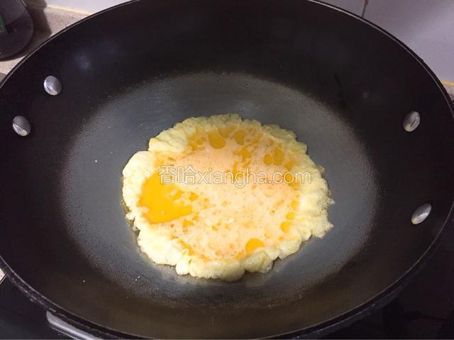 锅中油热倒入蛋液，用铲子划散。