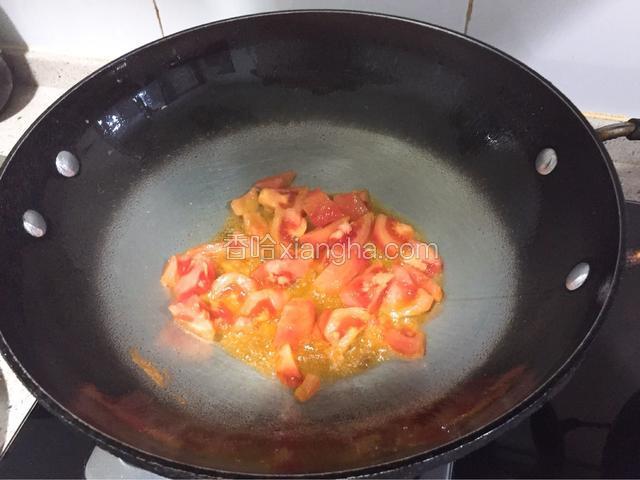 锅里加适量油，倒入西红柿翻炒均匀至泥状的浓汁。