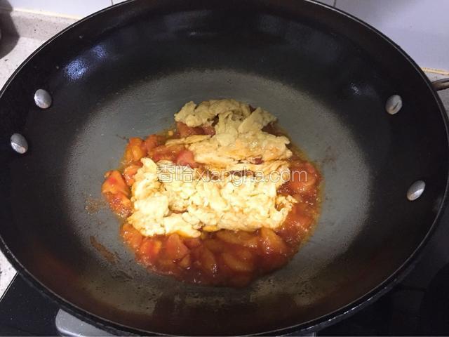 加入炒好的鸡蛋。