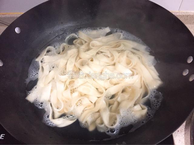 待面条变软熟透后关火。