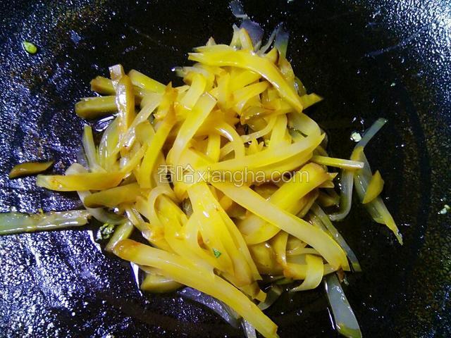 把榨菜丝倒入锅里翻炒一分钟。