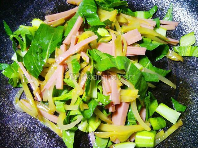 把青菜倒入锅里，用铲子搅拌下。