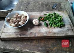 辣椒炒筒子骨肉的做法图解1