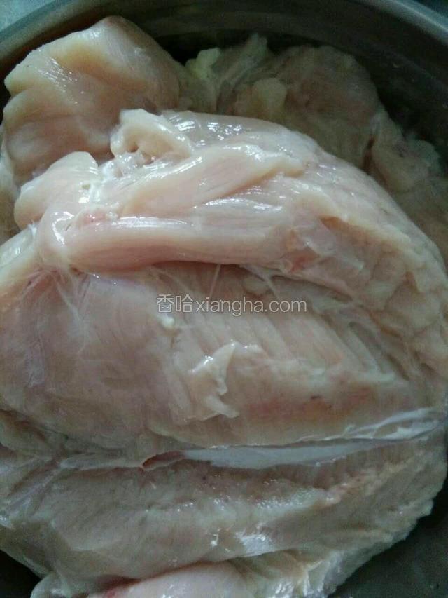 鸡胸肉洗净。