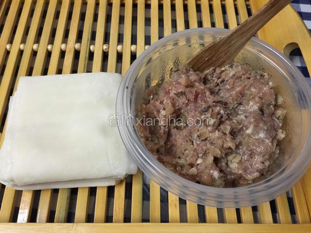 准备云吞皮和肉馅。