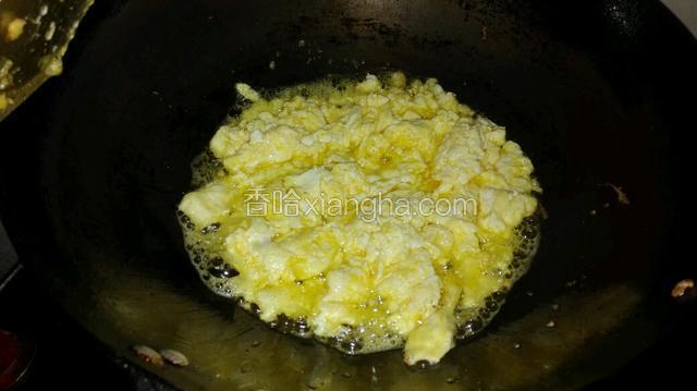 锅中加入适量的油，把鸡蛋炒熟。