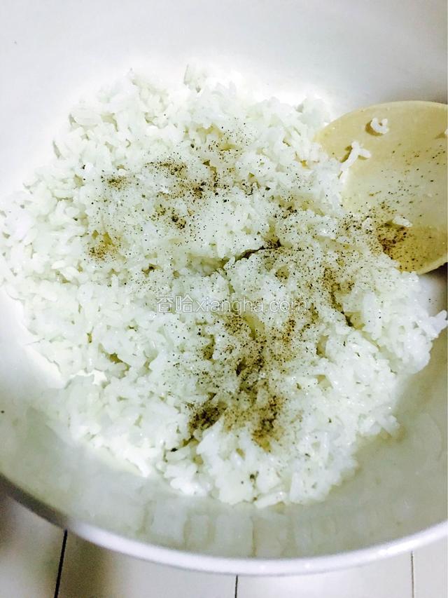 加入胡椒粉和盐拌匀