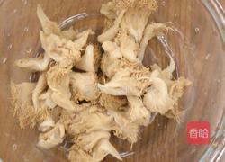 排骨玉米猴头菇虫草花汤的做法图解2