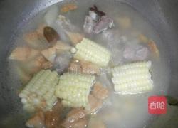 排骨玉米猴头菇虫草花汤的做法图解3