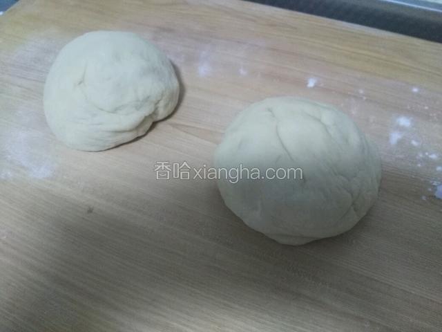 然后 把面团排气，分成两个面剂子。