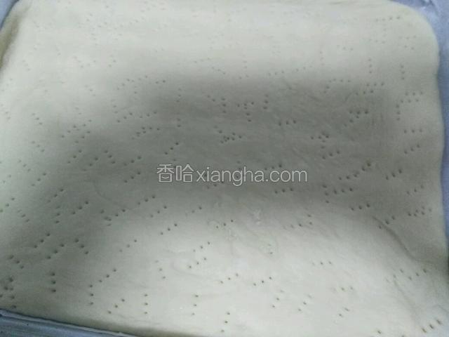 用叉子扎扎，防止烤时候鼓胀，而且扎一下更容易入味。