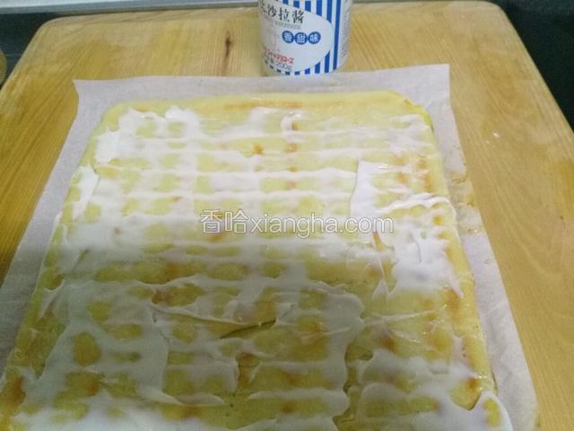 除去油纸，倒扣过去，用刀划几下，不要划透哦  划几刀是为了更容易卷起来的。涂一层沙拉酱。