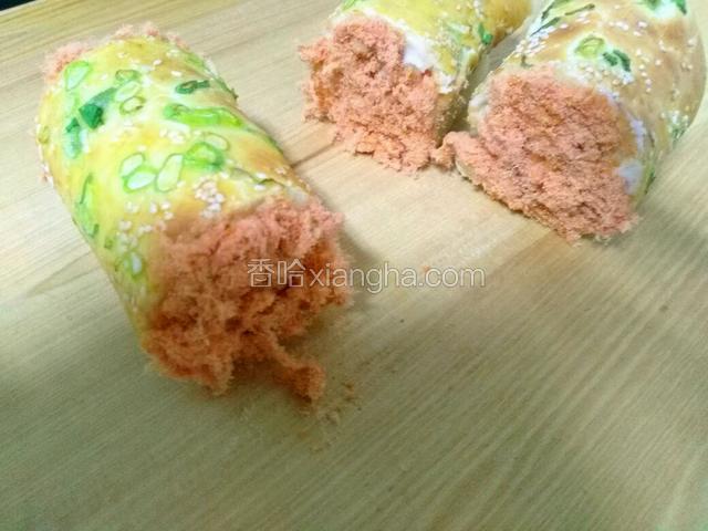 分别粘上肉松。