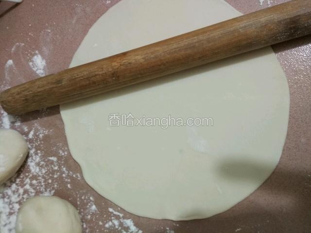 取一个面团用擀面杖擀成一张薄皮