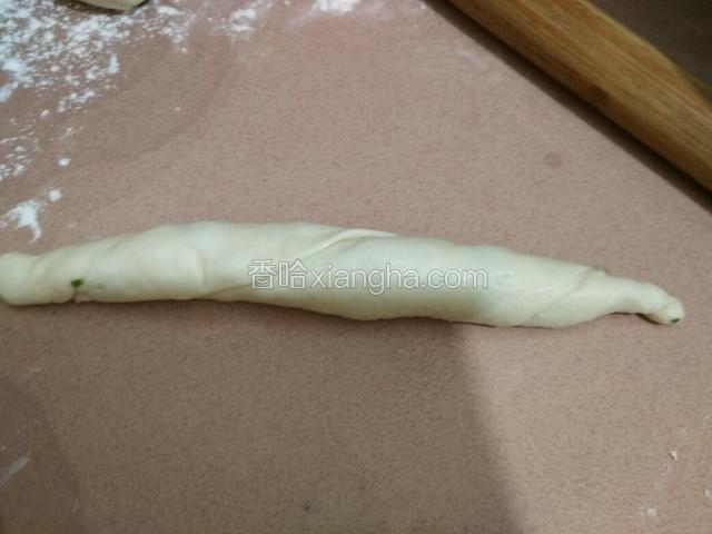 拿起两头向相反方向拧几下