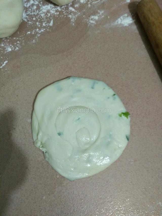 再擀成饼形状，依次做好饼，再醒10分钟