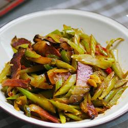 芹菜腊肉的做法[图]