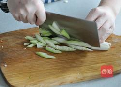 芹菜腊肉的做法图解2