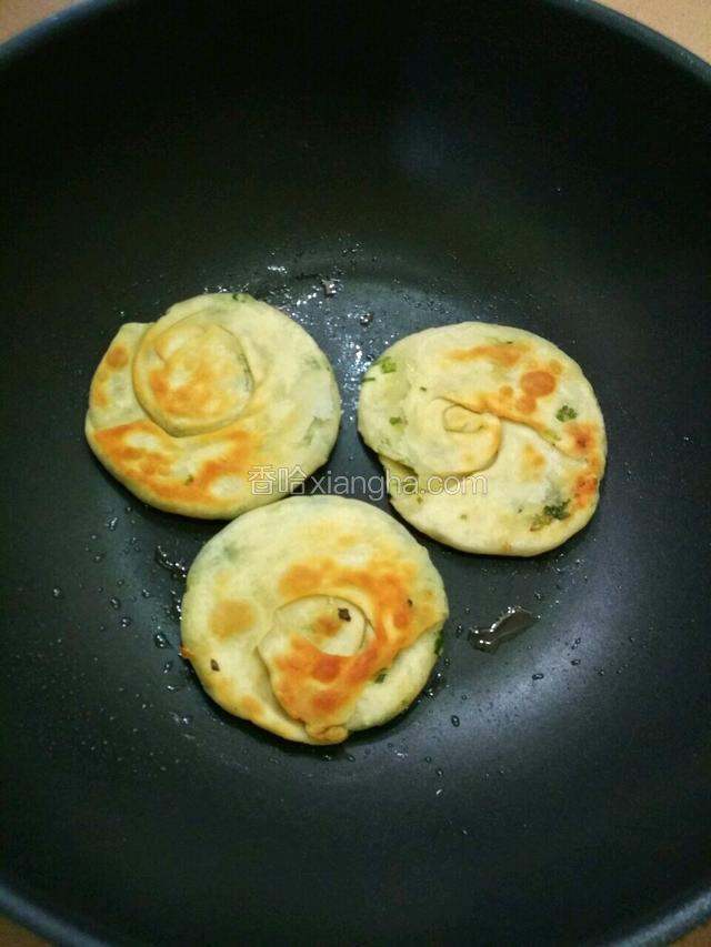 把饼两面都煎成金黄色即可