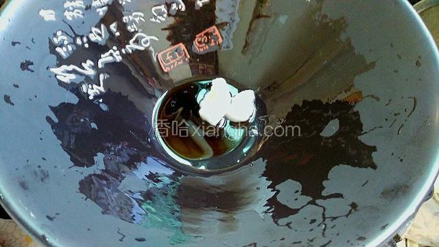 把猪油和生抽放碗底  倒入豚骨汤底