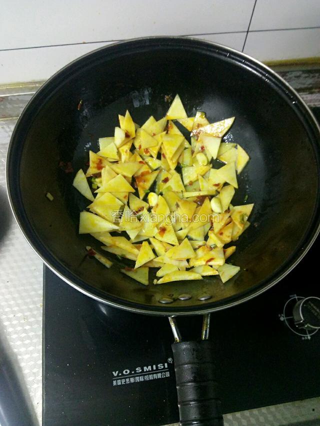 加土豆炒匀