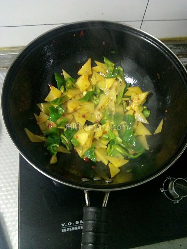 最后加青椒，调味，放少许盐和鸡精