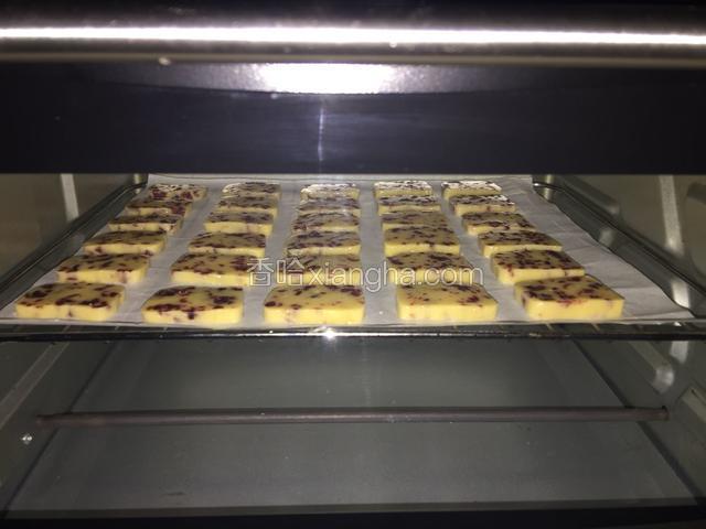 烤箱提前预热160度中层烤制20分钟。（中途观察饼干上色情况，表面金黄就可以了）