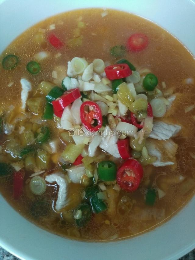 煮好的汤汁淋在肉片上