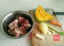 大骨头炖南瓜土豆的做法图解1