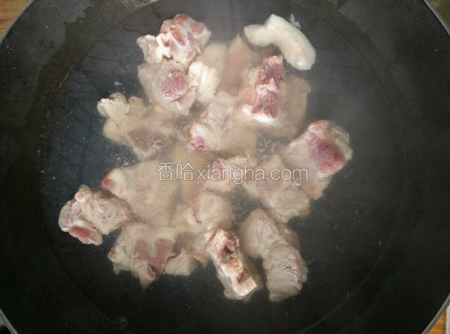 煮开水，把大骨倒进去，加入适量的白酒，去异味，过血水