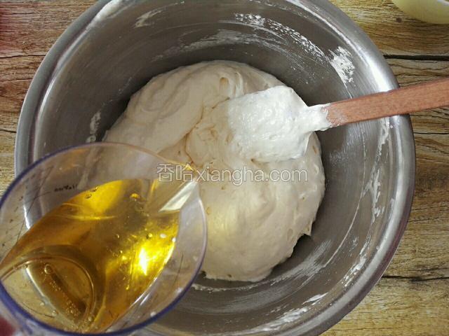 在倒入食用油继续翻拌匀