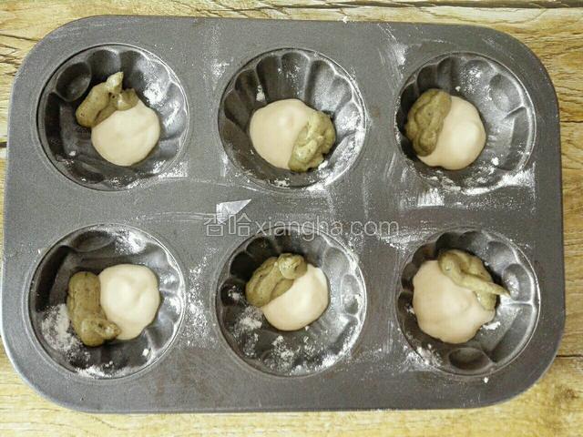 在分别挤入抹茶蛋糊