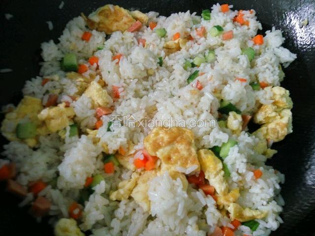倒入炒好的鸡蛋，放入适量的盐和生抽调味