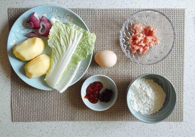 准备食材：白菜叶、土豆、洋葱、大葱、肉末、鸡蛋、面粉、豆瓣酱、黄豆酱、油辣椒。